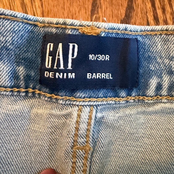 GAP Barrel Jeans Women’s 10 Light Wash High Rise Curved Leg Denim SPR 2025 - Picture 3 of 10